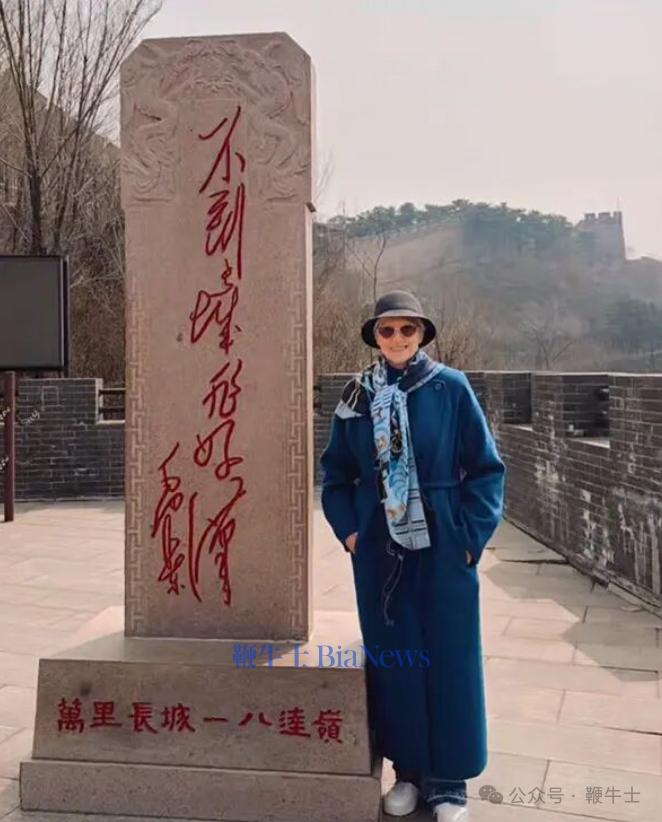 马斯克母亲游长城，直呼：令人惊叹！