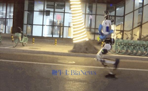 速度碾压人类!王兴兴放话:下个月机器人半马要跑进1小时内