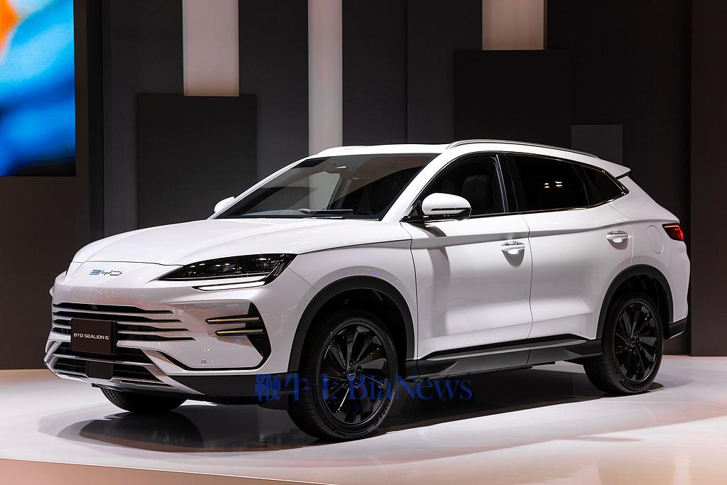 去年10月，日本东京，2025日本移动出行展上展出的比亚迪汽车。（视觉中国）