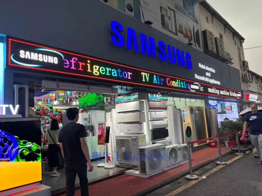 在三星的经销商门店内,已同步经营国产品牌电器。拍摄/第一财经记者王珍