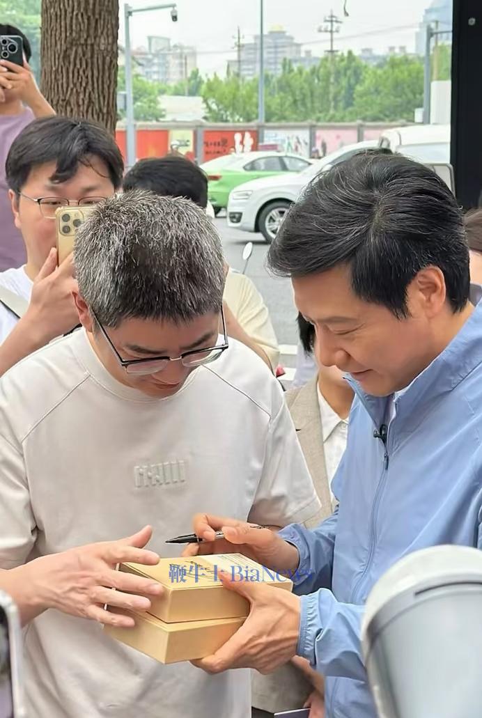 雷军现身盐城请粉丝吃糖,边吃边发太接地气