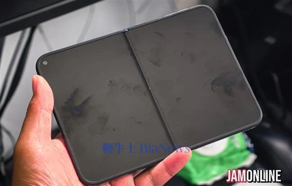 苹果折叠屏iPhone Ultra黑色机模首次亮相：阔比例、内屏挖孔
