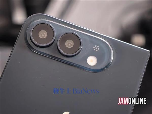 苹果折叠屏iPhone Ultra黑色机模首次亮相：阔比例、内屏挖孔