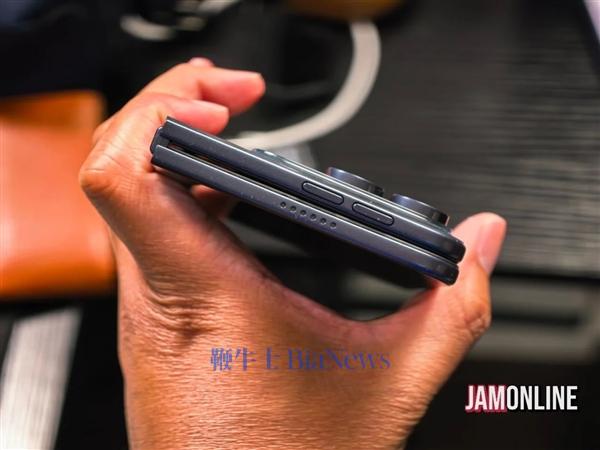 苹果折叠屏iPhone Ultra黑色机模首次亮相：阔比例、内屏挖孔