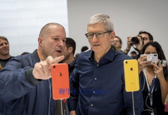 Jony Ive（左）与苹果公司首席执行官库克于2018年的合影，一年后这位设计主管离开了苹果公司。