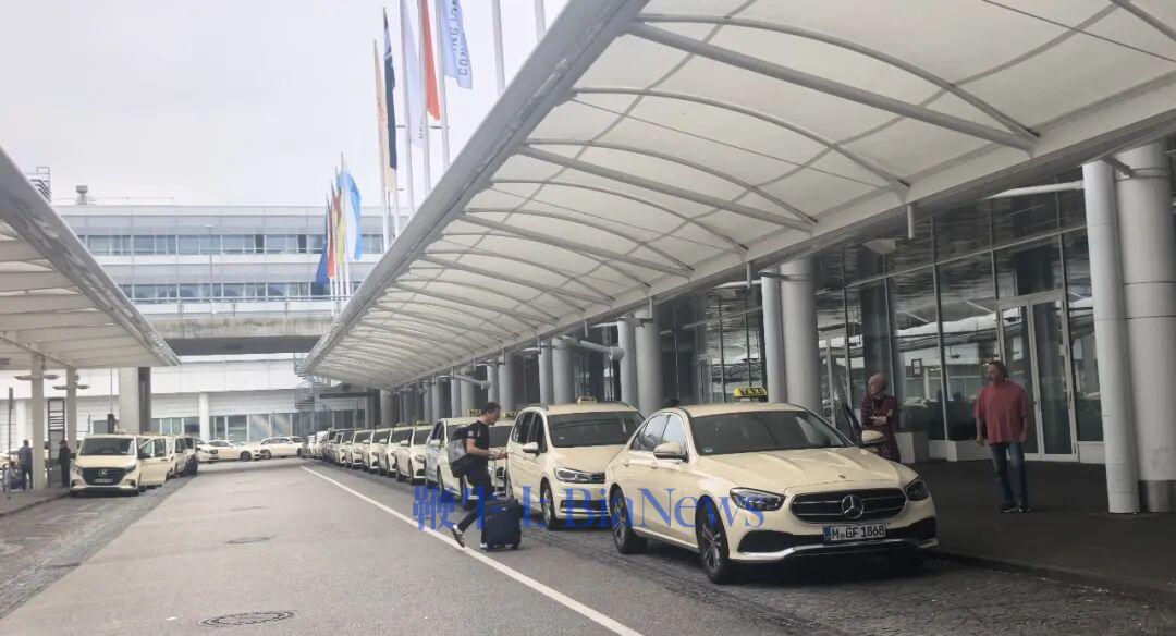 慕尼黑机场外等候的奔驰品牌出租车