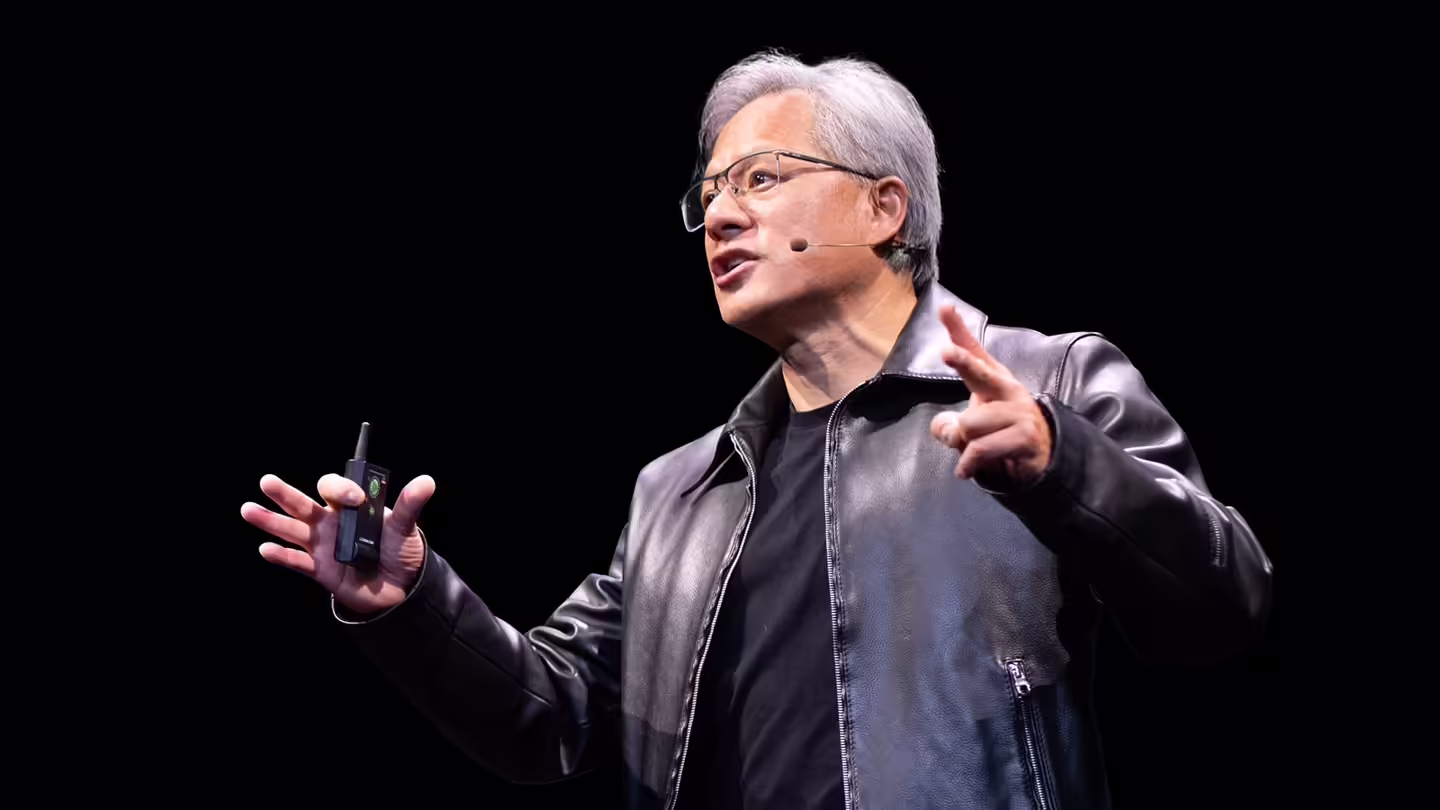 英伟达 CEO 黄仁勋:“AI 末日论”该翻篇了,行业别再吓人了