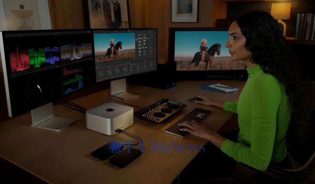 一位专业人士使用 Mac Studio 进行文件编辑，电脑外接有三台显示器。