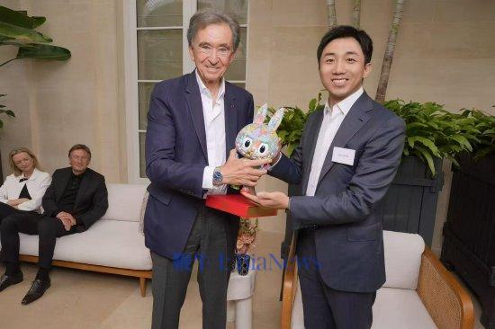 泡泡玛特王宁到访LVMH集团总部，集团掌门人率家族成员接待
