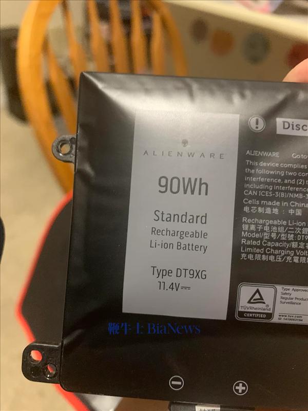 快炸了还问！外星人老游戏本电池严重鼓包：网友急劝别再开机