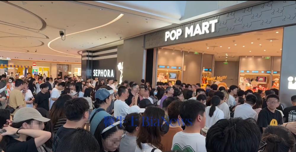 杭州一泡泡玛特新店刚开业就关闭，被疑似黄牛人员「端盒」