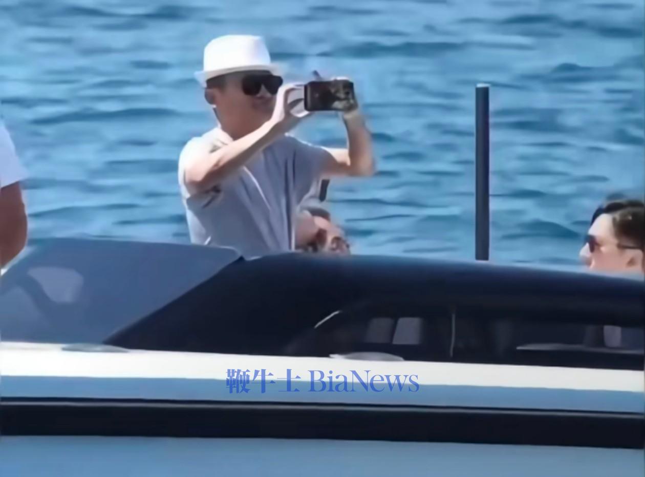 马云现身法国圣特罗佩，乘坐豪华游艇出海游玩