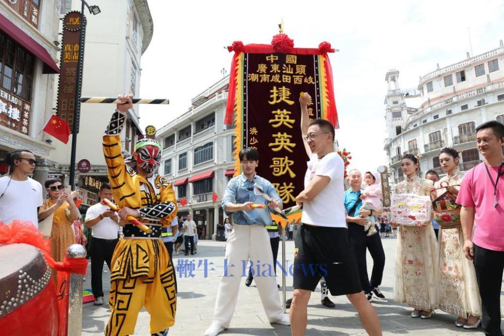 张朝阳直播探访潮汕非遗与美食文化，称「感受最多的是工匠精神」
