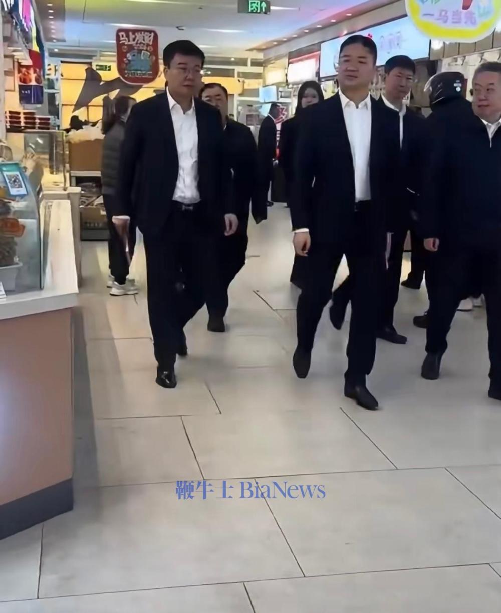 刘强东身穿西装，现身哈尔滨菜市场