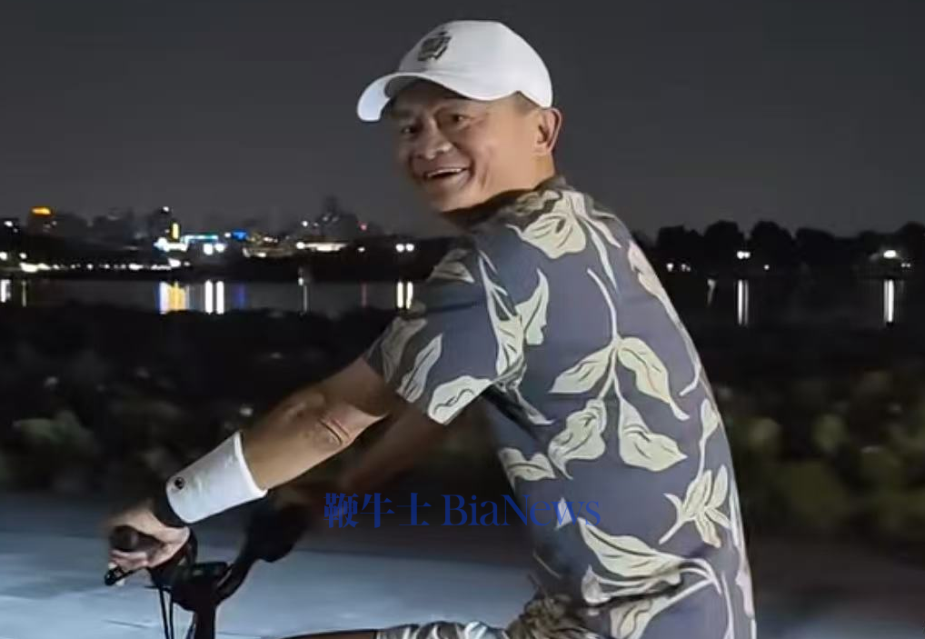 网友夜游西湖偶遇马云骑车兜风