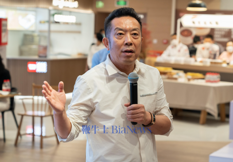 贾国龙应该抱着张黎刚，大哭一场