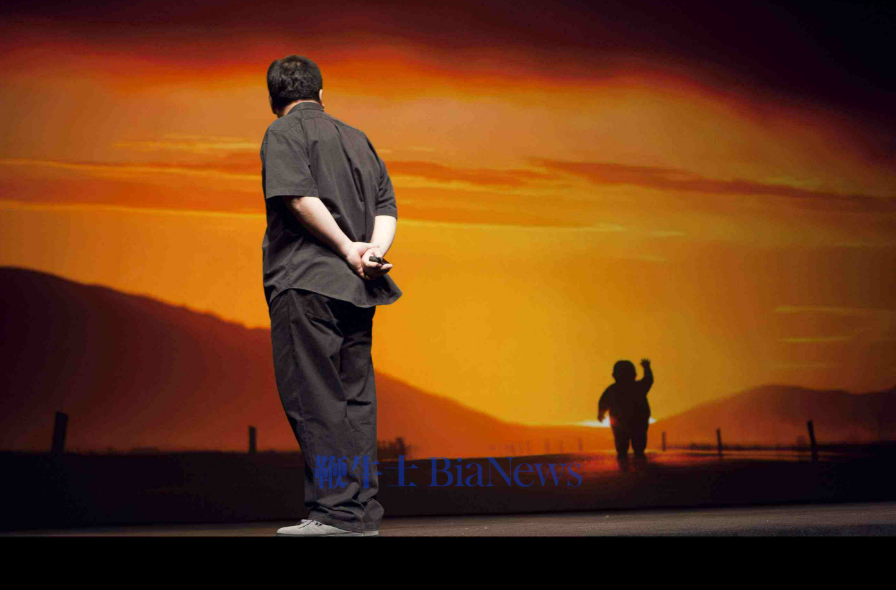 网友赞「老罗仁义」！罗永浩澄清：已退出交个朋友，公益该夸两位李总