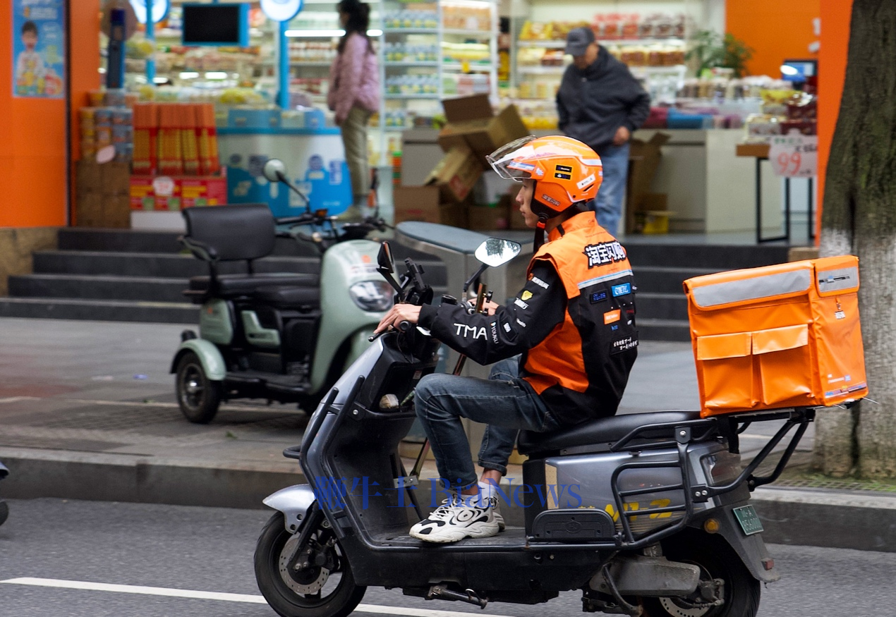 外卖骑手困在3元意外险理赔里！「新职伤」不赔、非接单时间不赔，格式条款或成拦路虎