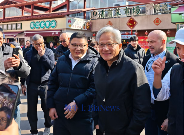 太接地气！黄仁勋现身上海菜市场