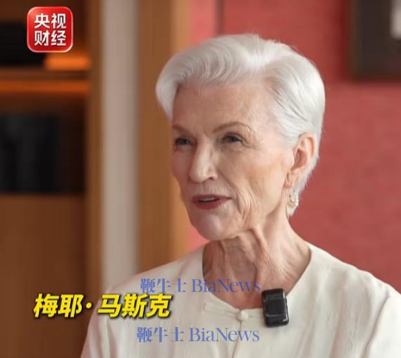梅耶·马斯克现身上海名创优品