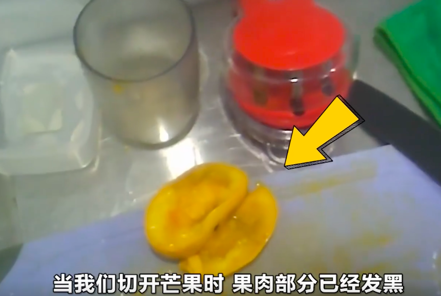 据视频显示,该门店使用发黑的芒果,冰箱中的柠檬疑似变质,酸奶也已