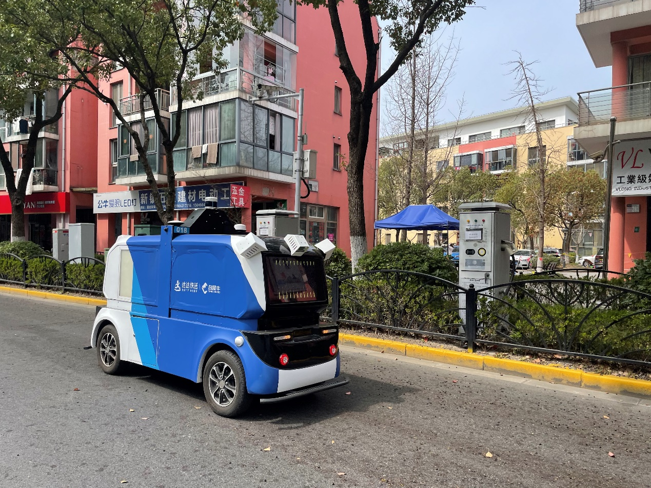 在上海永輝超市安亭店,深圳福田區和北京大興區的七鮮超市門店,無人車